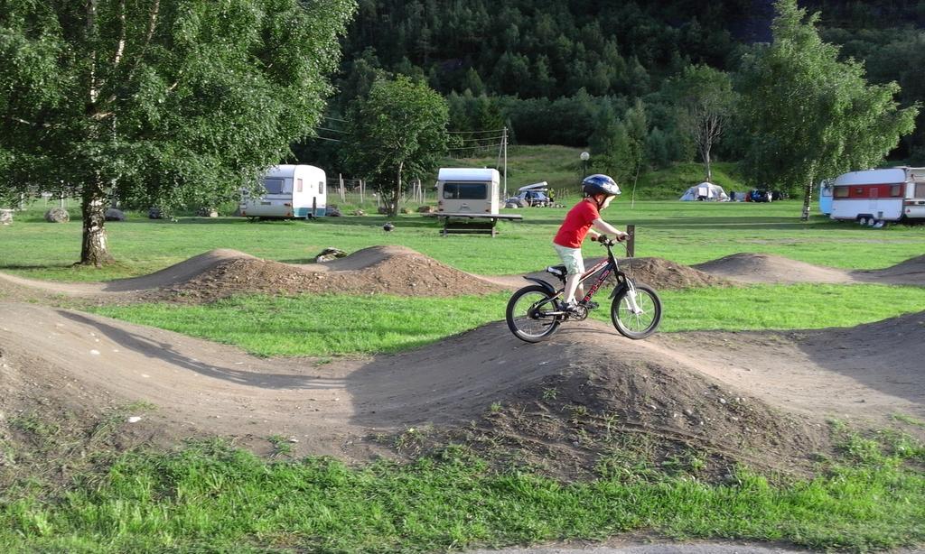 Готель Folven Adventure Camp Хьєллє Екстер'єр фото